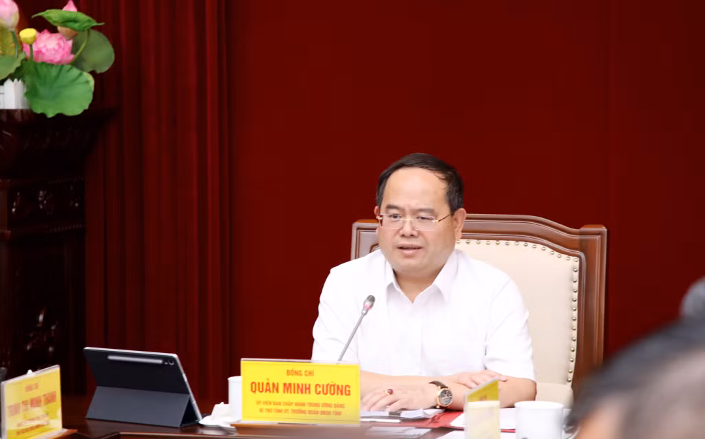 Đồng chí Quản Minh Cường, Ủy viên Trung ương Đảng, Bí thư Tỉnh ủy, Trưởng Đoàn ĐBQH tỉnh, phát biểu chỉ đạo tại hội nghị.