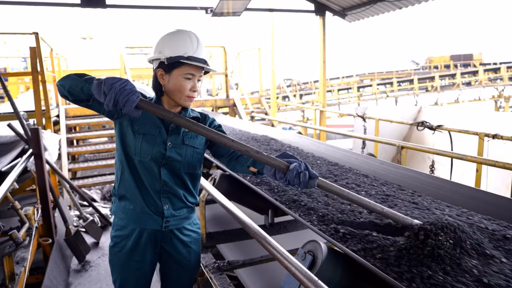 Chị Nguyễn Thị Hợp thực hiện lấy mẫu giám định than trên dây chuyền băng tải.
