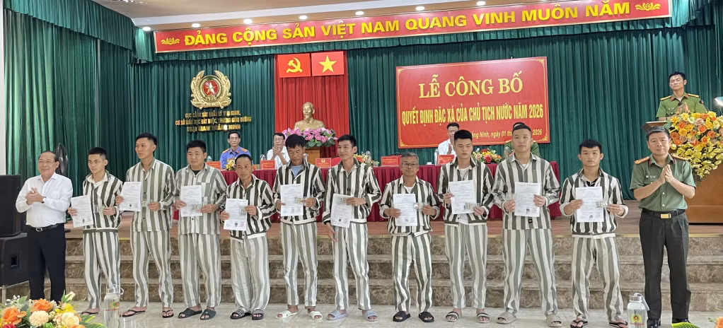 Đồng chí Hoàng Công Thủy Phó chủ tịch Trung ương MTTQ Việt Nam, Ủy viên Hội đồng tư vấn đặc xá năm 2026 và lãnh đạo Cục An ninh điều tra (Bộ Công an) trao Quyết định đặc xá của Chủ tịch nước cho các phạm nhân.