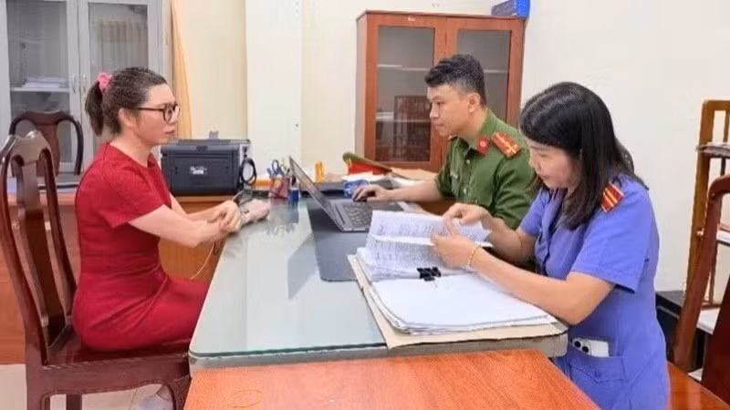 Lực lượng chức năng làm việc với chủ cơ sở vi phạm sở hữu trí tuệ trên địa bàn phường Long Thành, thành phố Đồng Nai.