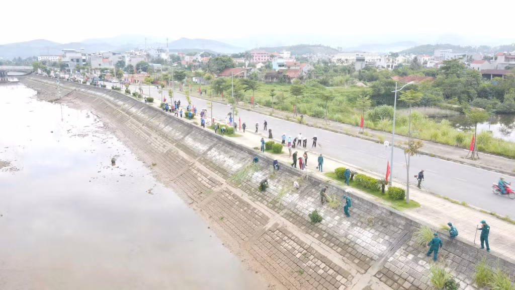 Các lực lượng và nhân dân phường Hoành Bồ đồng loạt ra quân vệ sinh môi trường tại tuyến đường ven sông Trới và các khu dân cư.