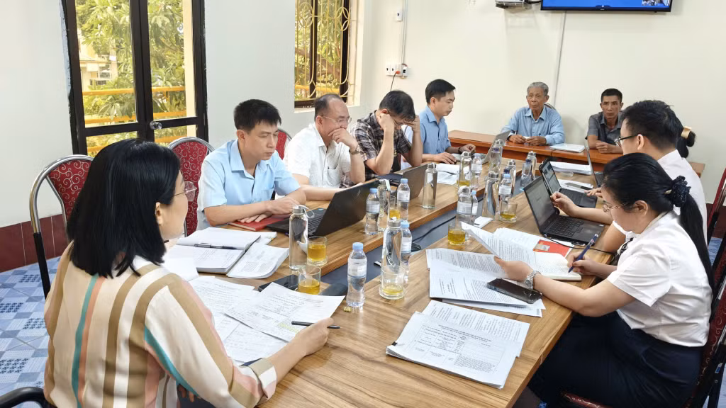 Tổ công tác nghe người dân trình bày các khó khăn, vướng mắc và đưa ra phương án xử lý cho từng trường hợp cụ thể.