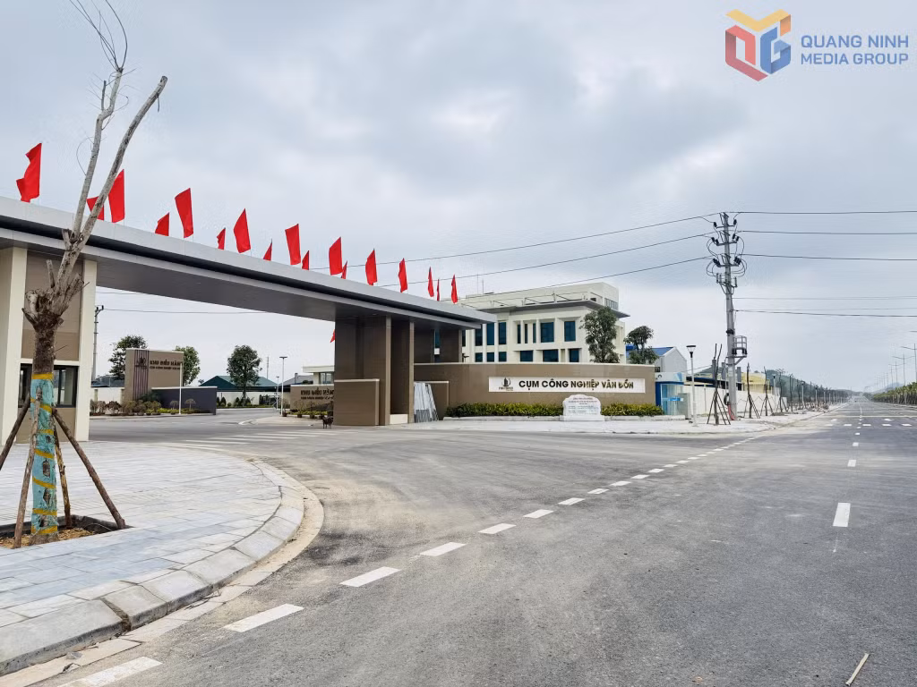 CCN Vân Đồn đã được hoàn thành và đưa vào sử dụng sẵn sàng thu hút các doanh nghiệp và tiếp nhận các cơ sở TTCN được di dời theo Nghị quyết 201 của HĐND tỉnh.