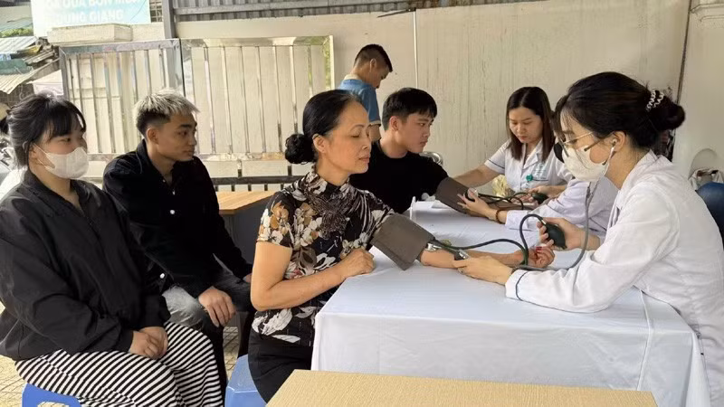 Người dân khám bệnh tại các cơ sở y tế trên địa bàn Hà Nội