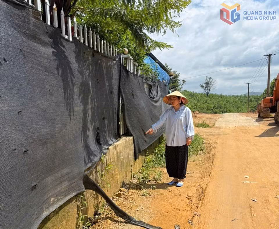 Chị Đặng Thị Oanh bên phần diện tích đất gia đình tự nguyện hiến để mở rộng tuyến đường.