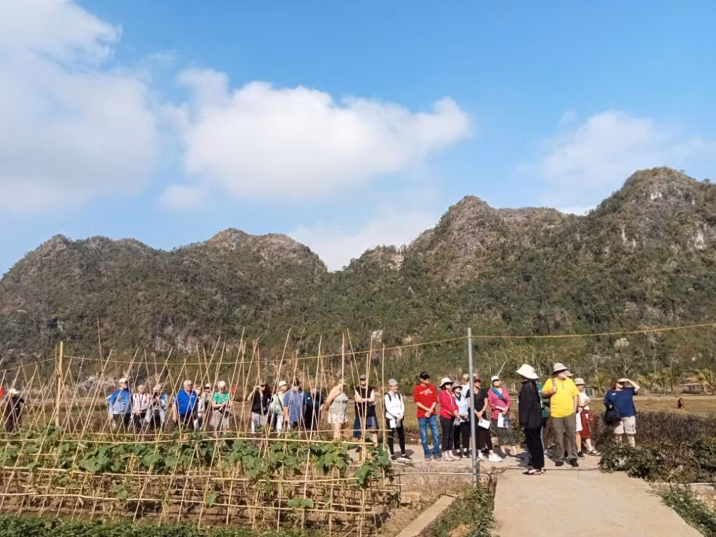 Du khách nước ngoài do tàu Bhaya đưa tới trải nghiệm tại làng chài Việt Hải trên đảo Cát Bà theo tuyến du lịch kết nối. Ảnh: ĐVCC