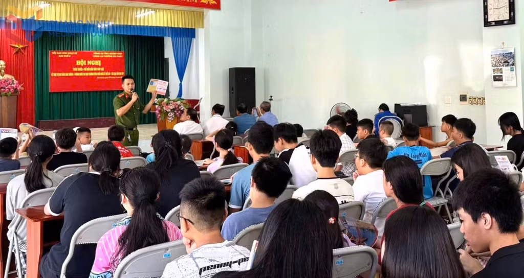 Công an phường Bãi Cháy tuyên truyền phòng chống ma túy cho thanh thiếu niên khu 8 ( phường Bãi Cháy).