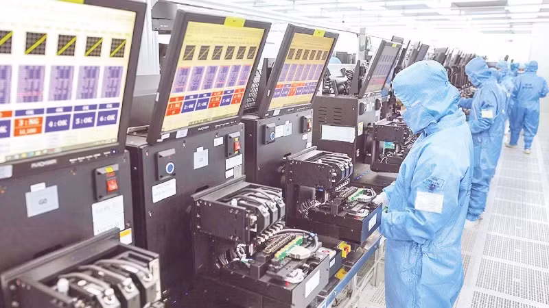 Dây chuyền sản xuất mô đun camera và linh kiện điện tử xuất khẩu tại nhà máy của Công ty TNHH MCNEX VINA (100% vốn Hàn Quốc), Khu công nghiệp Phúc Sơn, tỉnh Ninh Bình. (Ảnh: VŨ SINH)