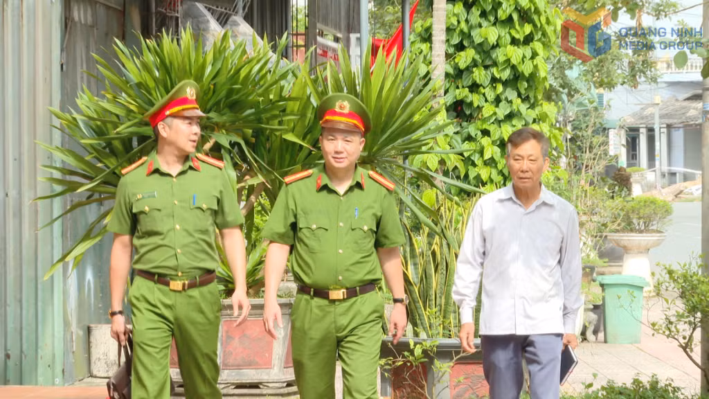 Công an xã Tiên Yên đi tuyên truyền pháp luật cho người dân.