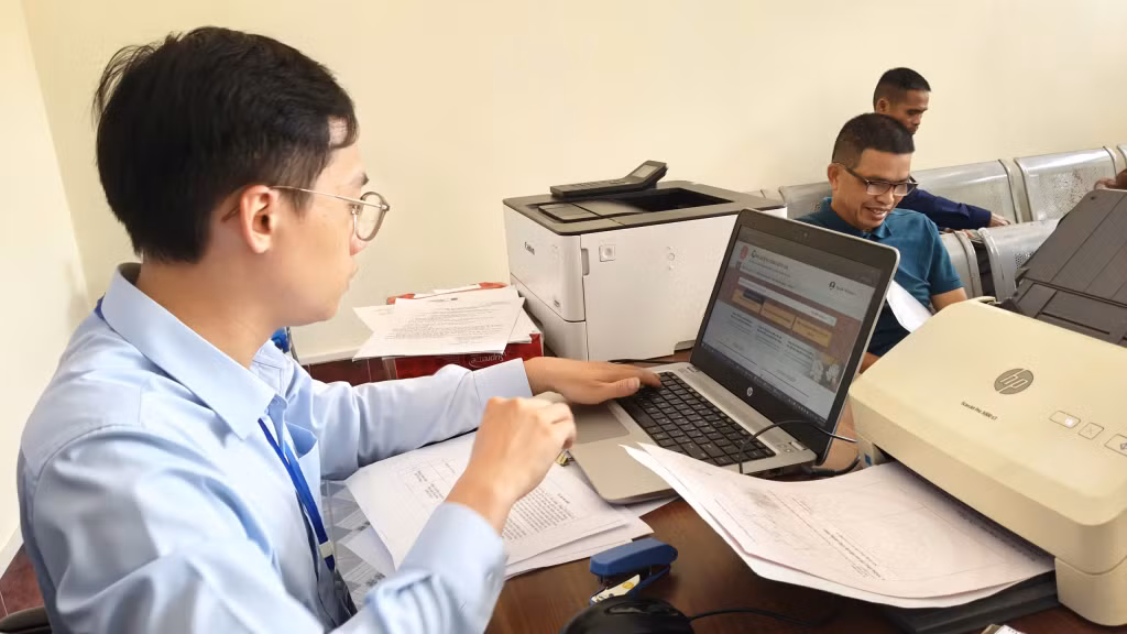 Cán bộ trực tiếp tiếp nhận hồ sơ thủ tục hành chính cho người dân đối với các trường hợp đủ điều kiện.