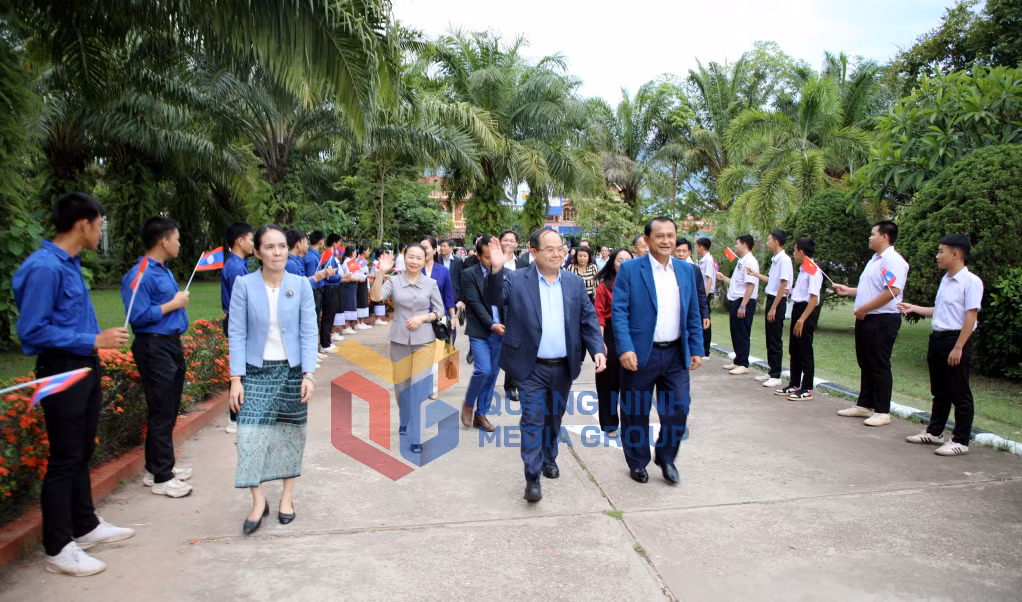 Cán bộ, nhân dân tỉnh Xay Nhạ Bu Ly chào đón đồng chí Quản Minh Cường, Ủy viên Trung ương Đảng, Bí thư Tỉnh ủy, Trưởng Đoàn ĐBQH tỉnh Quảng Ninh, cùng đoàn công tác đến tỉnh Xay Nhạ Bu Ly (6-2026). Ảnh: Hoàng Nam
