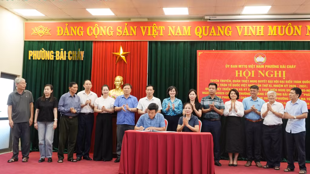 Đại diện các tổ chức chính trị - xã hội, khu phố, trường học, doanh nghiệp trên địa bàn ký cam kết xây dựng phường Bãi Cháy đến năm 2030 là phường không ma túy.