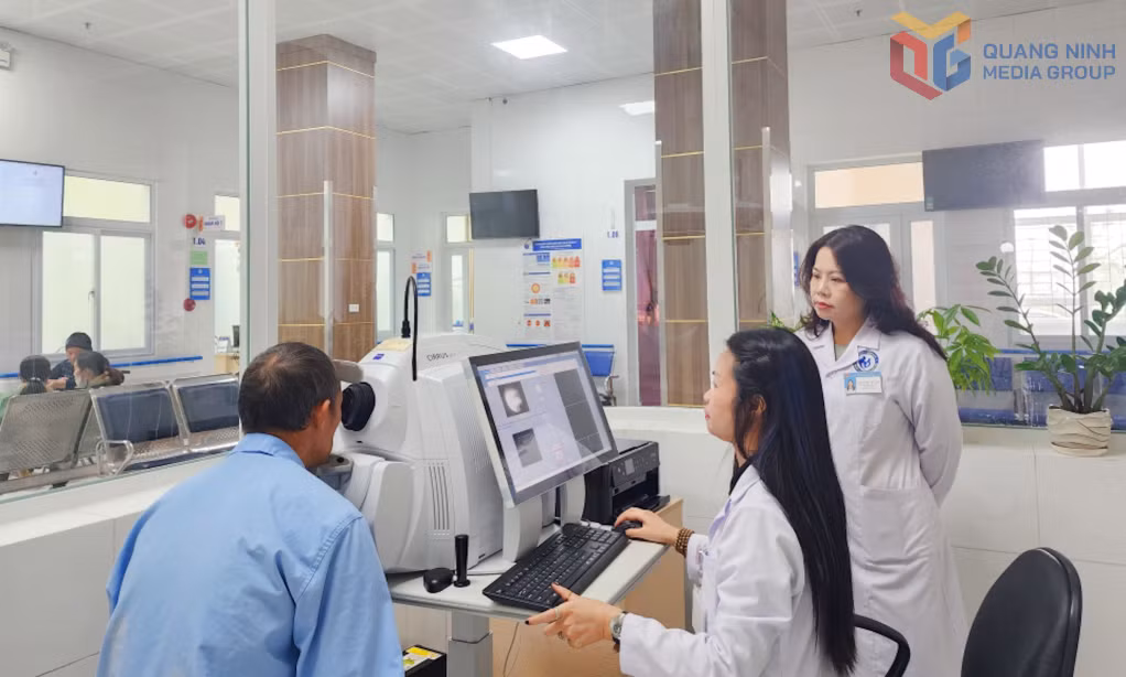 Chụp cắt lớp võng mạc (OCT) và ứng dụng AI tầm soát cho người bệnh tại Bệnh viện Lão khoa - Phục hồi chức năng tỉnh.
