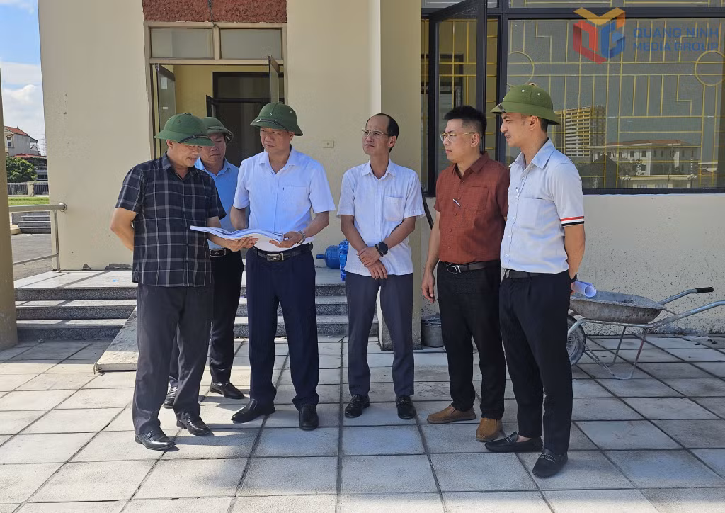 Đoàn Giám sát của Ban Thường trực Ủy ban MTTQ tiến hành giám sát tại phường Hoành Bồ.