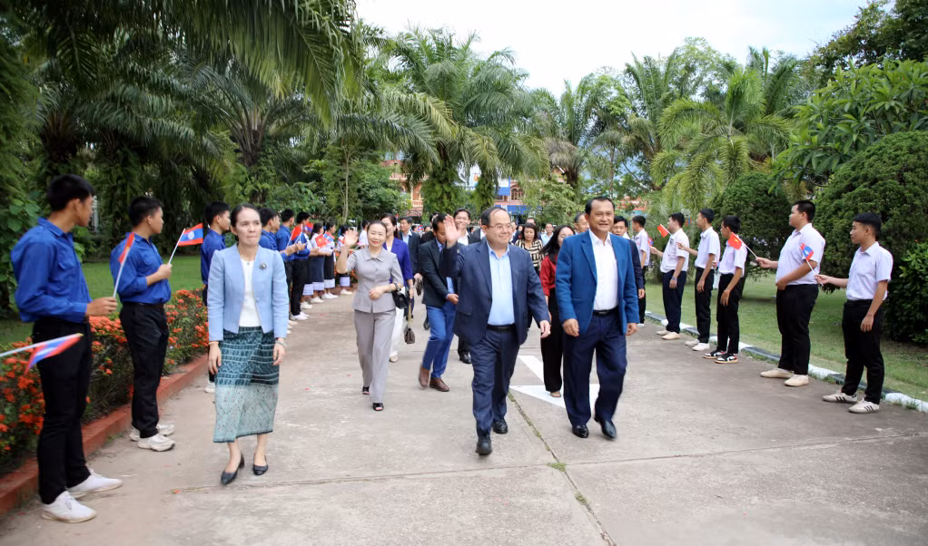 Cán bộ, nhân dân tỉnh Xay Nhạ Bu Ly chào đón đồng chí Quản Minh Cường, Ủy viên Trung ương Đảng, Bí thư Tỉnh ủy, Trưởng Đoàn ĐBQH tỉnh Quảng Ninh, cùng đoàn công tác đến tỉnh Xay Nhạ Bu Ly.
