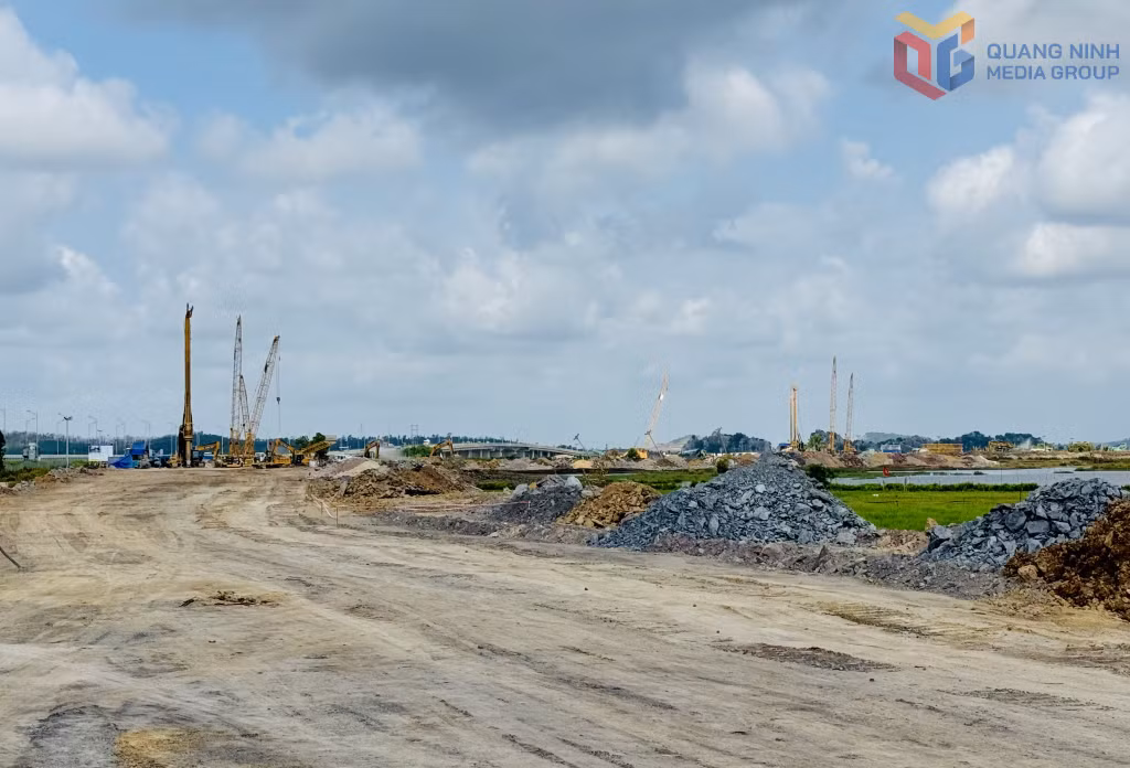 Nhà thầu bố trí thiết bị máy móc thi công hạng mục đường sắt tốc độ cao Hà Nội - Quảng Ninh tại phường Tuần Châu. 