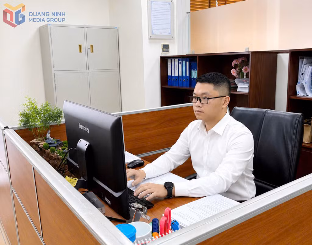 Trần Đức Anh luôn chủ động học hỏi, nghiên cứu các quy định mới, áp dụng công nghệ thông tin, chuyển đổi số để nâng cao chất lượng tham mưu, giải quyết công việc.