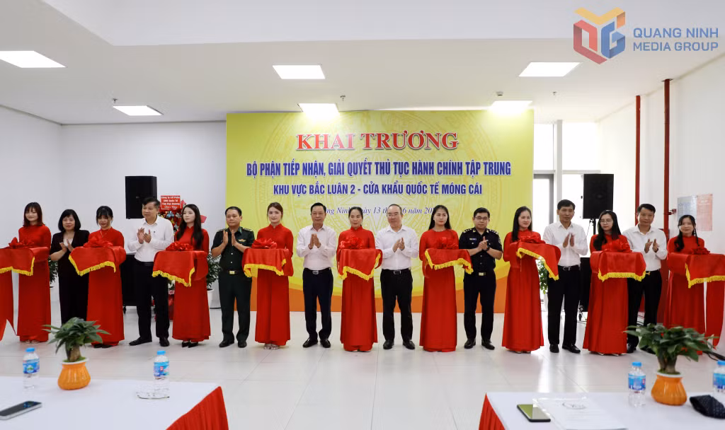 Các đại biểu cắt băng khai trương Bộ phận tiếp nhận, giải quyết TTHC tập trung khu vực Bắc Luân II (Cửa khẩu quốc tế Móng Cái). Ảnh: Mạnh Trường