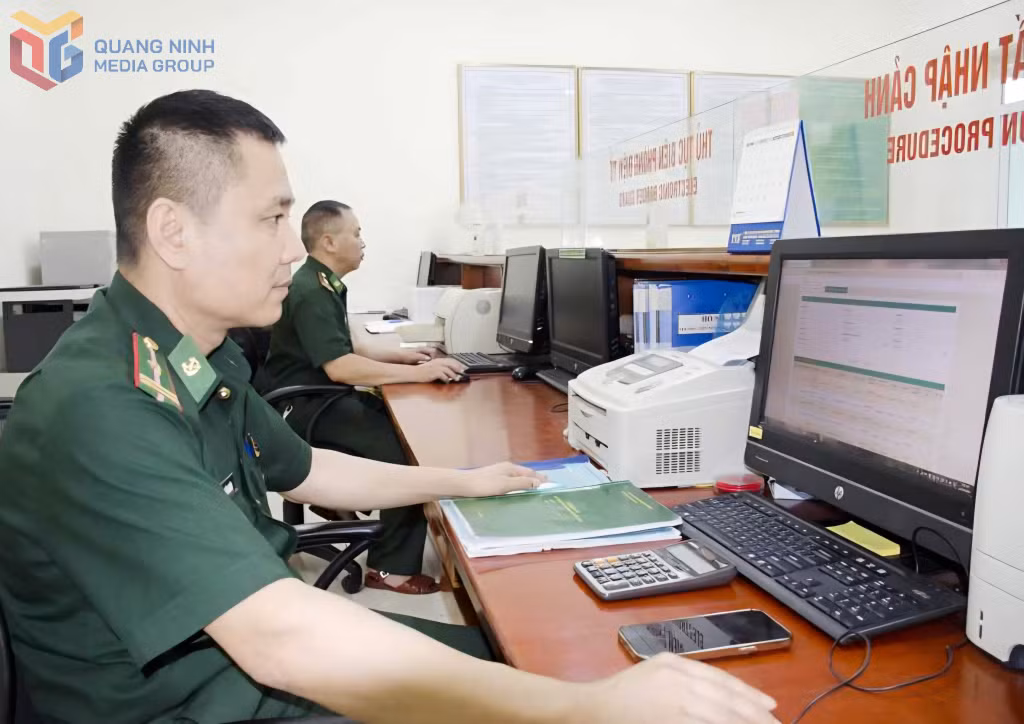 Cán bộ Đồn BPCKC Hòn Gai kiểm tra, theo dõi người, phương tiện ra vào các cảng bến trên địa bàn qua phần mềm chuyên dụng.