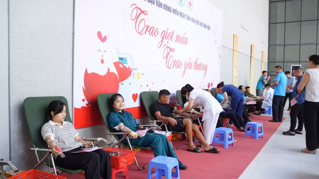 Đông đảo cán bộ, công chức, viên chức, lực lượng vũ trang, đoàn viên thanh niên và nhân dân tham gia hiến máu tình nguyện hè 2026.