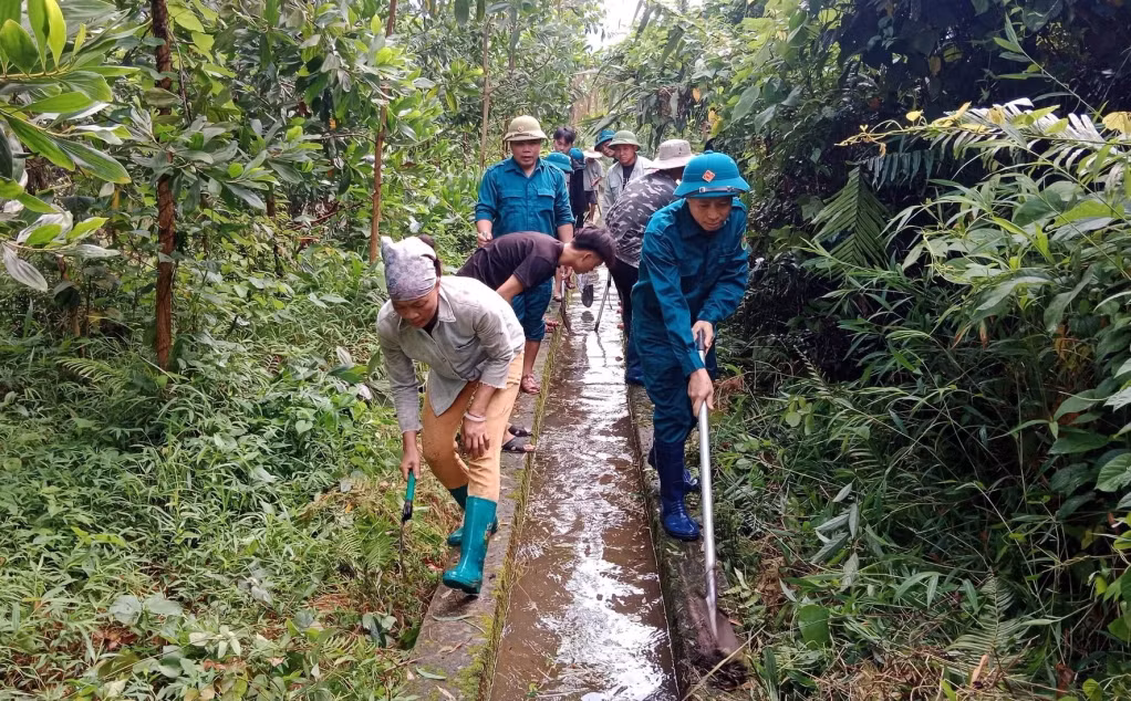  tích cực ra quân hỗ trợ nhân dân bản Tài Lý Sáy nạo vét kênh mương mương thủy lợi, chuẩn bị tốt nhất các điều kiện cho vụ sản xuất mới.