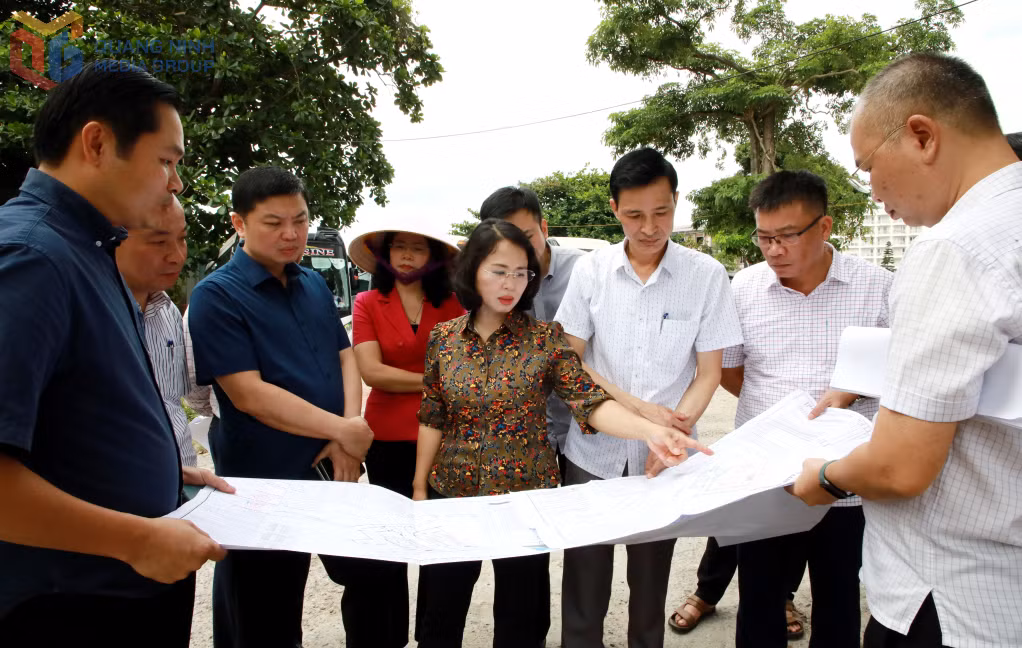 Đồng chí Trịnh Thị Minh Thanh, Phó Bí thư Thường trực Tỉnh ủy, Chủ tịch HĐND tỉnh, Tổ trưởng Tổ số 1 kiểm tra dự án Khách sạn Hạ Long 3 của Công ty CP Minh Đức.Ảnh: Mạnh Trường