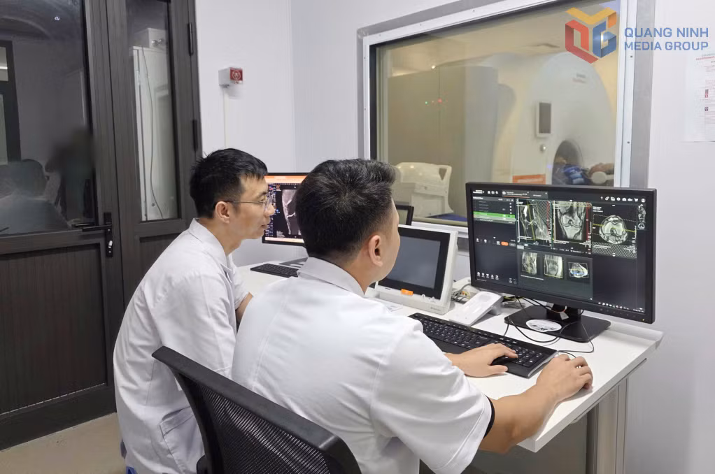 Các y, bác sĩ Bệnh viện Đa khoa khu vực Cẩm Phả khai thác dữ liệu chẩn đoán hình ảnh trên hệ thống số, hỗ trợ nâng cao chất lượng khám, chữa bệnh.