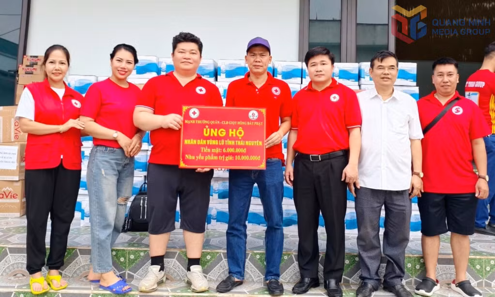 Anh Lương Duy Minh, Chủ nhiệm Câu lạc bộ Giọt hồng Đất Phật trao ủng hộ đồng bào bị thiệt hại do bão, lũ cho lãnh đạo Hội Chữ thập đỏ tỉnh Thái Nguyên (tháng 10/2025).