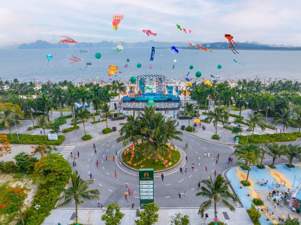 Lễ hội diều tại quảng trường biển, Bán đảo 2, Khu đô thị vịnh biển Halong Marina.