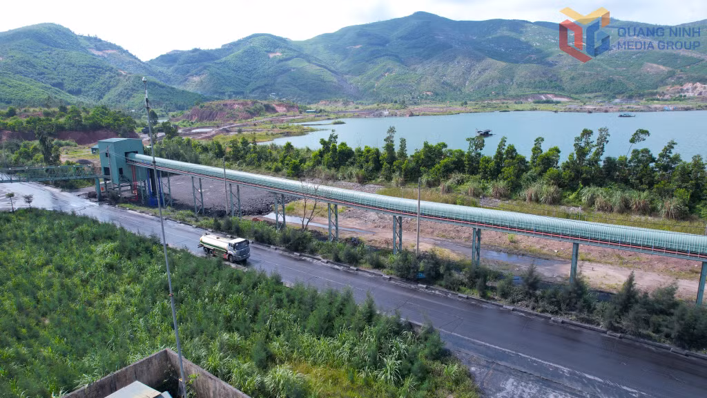 Hệ thống băng tải góp phần giảm bụi, giảm phương tiện vận tải đường bộ.