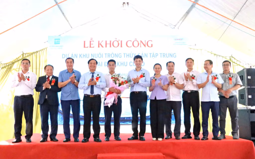 Đồng chí Nguyễn Văn Công, Phó Chủ tịch UBND tỉnh cùng lãnh đạo địa phương và các sở ngành tặng hoa chúc mừng Chủ đầu tư dự án. 