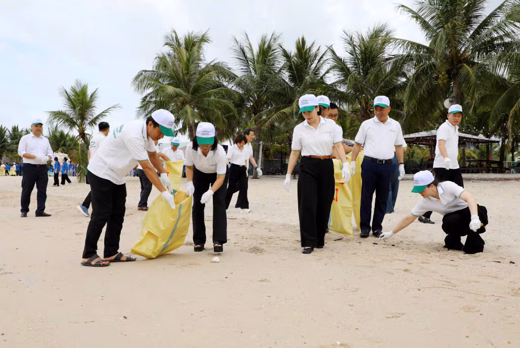 Đồng chí Trịnh Thị Minh Thanh, Phó Bí thư Thường trực Tỉnh ủy, Chủ tịch HĐND tỉnh tham gia dọn vệ sinh môi trường tại bãi biển phường Tuần Châu.