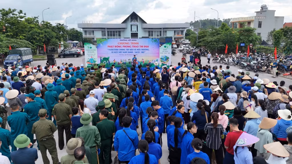 Lễ phát động thu hút trên 1.200 cán bộ và nhân dân phường Việt Hưng tham gia.