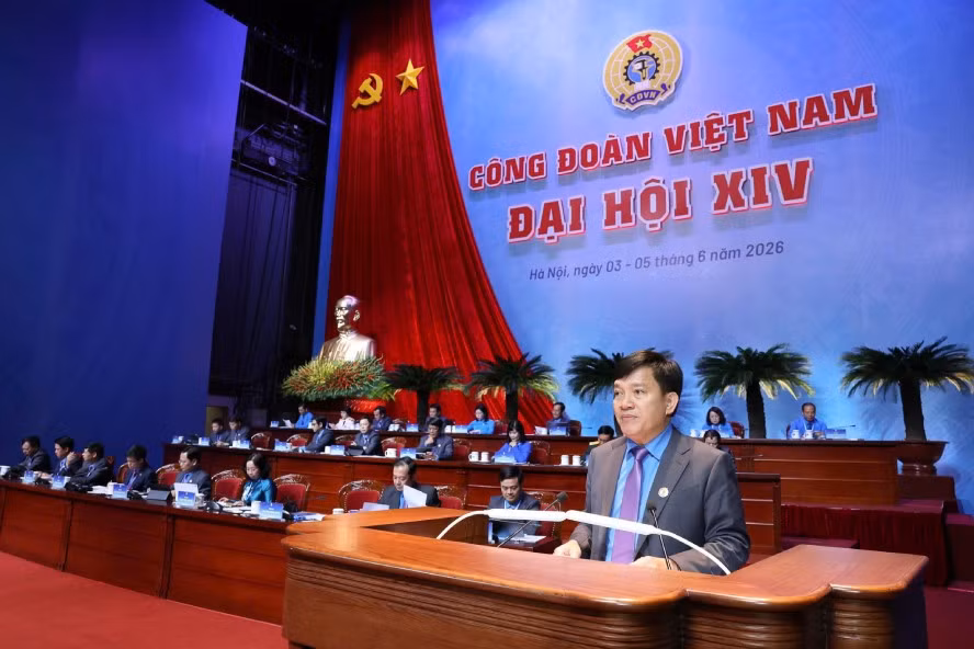 Ông Nguyễn Xuân Hùng - Phó Chủ tịch Tổng LĐLĐVN báo cáo về sửa đổi, bổ sung Điều lệ Công đoàn Việt Nam. Ảnh: Hải Nguyễn