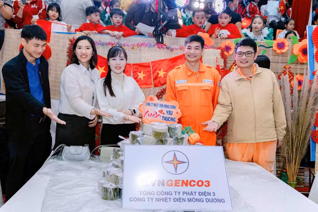 Công ty Nhiệt điện Mông Dương tặng quà cho các em học sinh có hoàn cảnh khó khăn thông qua gian hàng tại “Chợ tết 0 đồng”.