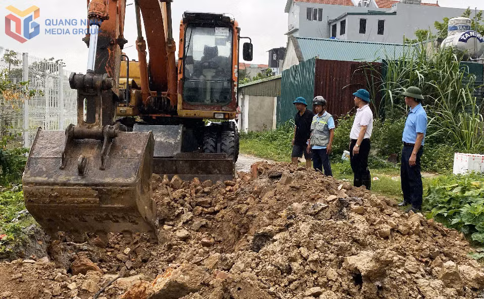 Phường Bãi Cháy rà soát, khơi thông dòng chảy và khắc phục các điểm có nguy cơ ngập úng trên địa bàn.