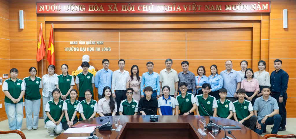 Trường Đại học Hạ Long cử 7 giảng viên, 30 sinh viên tham gia Chiến dịch số hóa đồng bộ cơ sở dữ liệu quản lý tài nguyên đất đai tại đặc khu Vân Đồn.