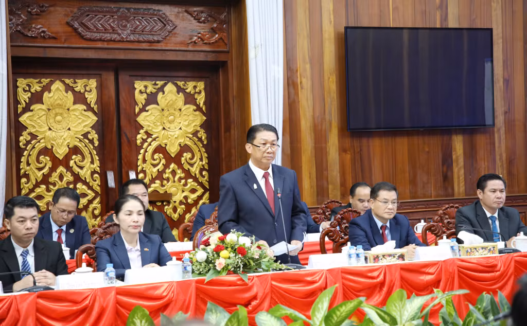 Đồng chí Bun-lươm Mạ-ni-vông, Ủy viên Trung ương Đảng, Bí thư Tỉnh ủy, Chủ tịch HĐND tỉnh, Trưởng Đoàn ĐBQH tỉnh Luông Pha Băng, phát biểu tại hội nghị.