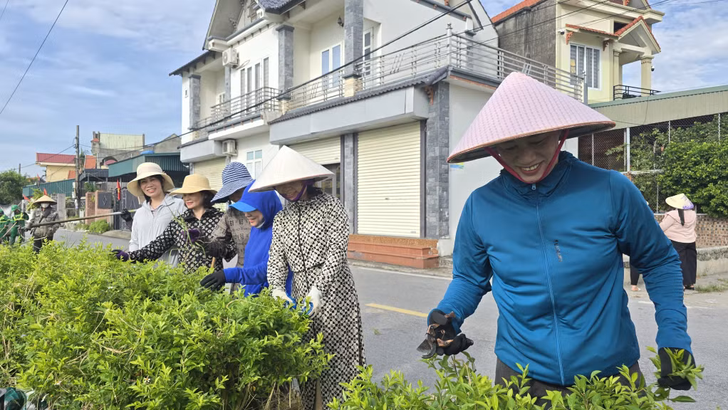 Người dân phường Hoàng Quế hăng hái tổng vệ sinh môi trường sau lễ phát động.