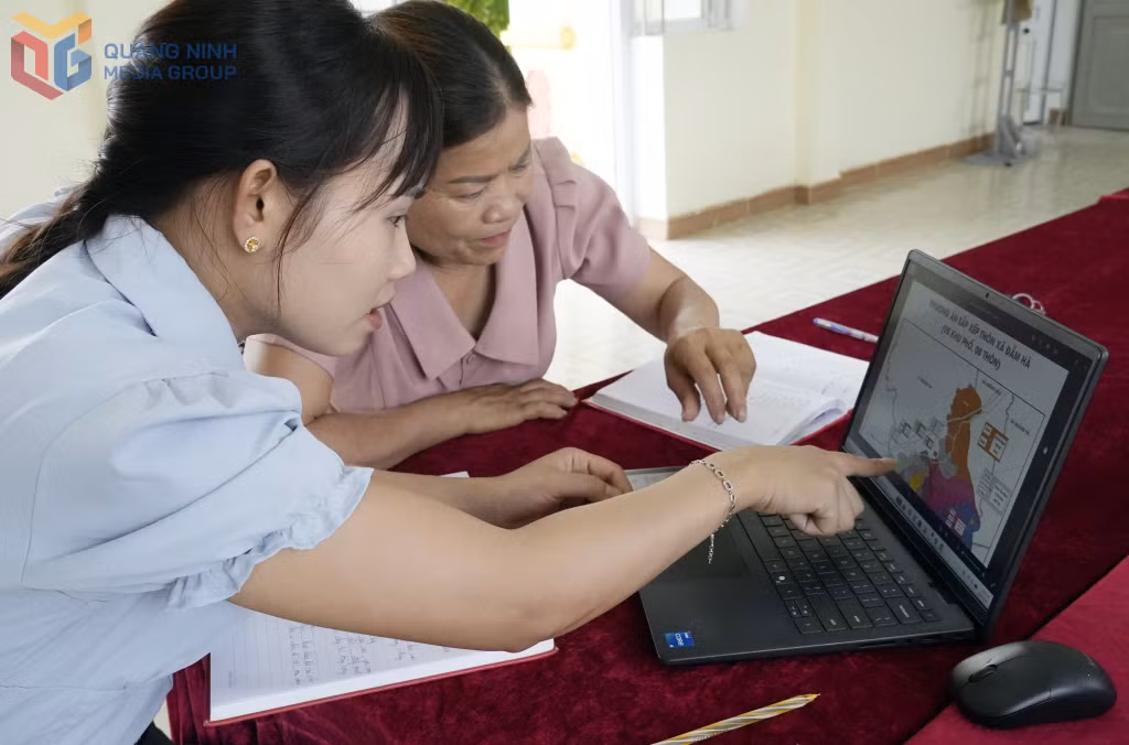 Các chi ủy viên Chi bộ thôn Bình Minh nghiên cứu bản đồ mô phỏng phương án sắp xếp thôn, khu phố trên địa bàn xã Đầm Hà. 