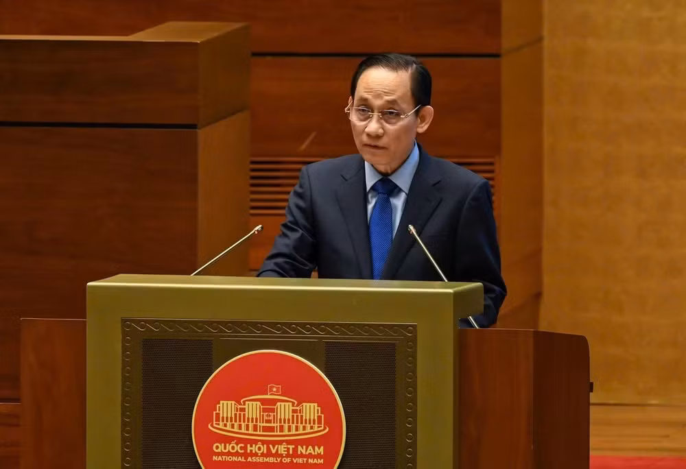 Đồng chí Lê Hoài Trung, Ủy viên Bộ Chính trị, Bộ trưởng Ngoại giao trình bày nội dung cơ bản của Nghị quyết số 06-NQ/TW. (Ảnh: DUY LINH)
