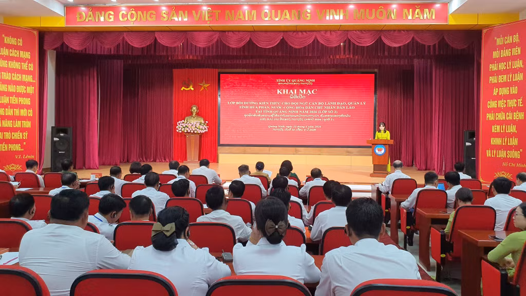 Quang cảnh lễ khai mạc lớp bồi dưỡng kiến thức cho đội ngũ cán bộ lãnh đạo, quản lý tỉnh Hủa Phăn tại Quảng Ninh.