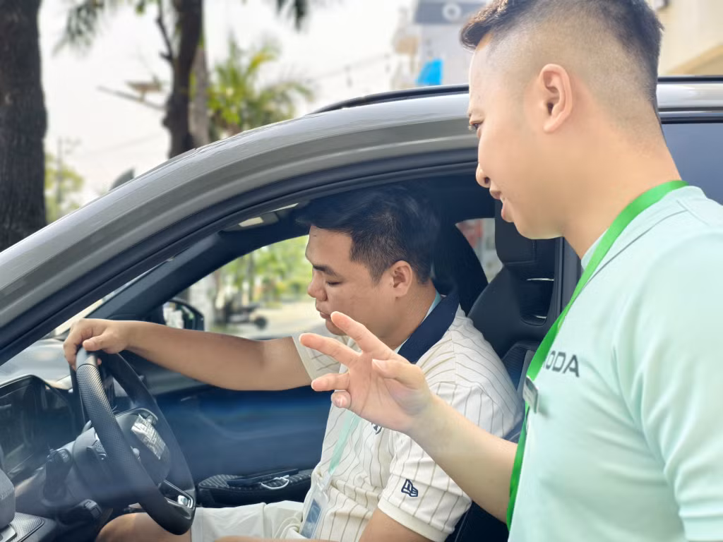 Chuyên viên bán hàng Skoda Quảng Ninh giới thiệu tới khách hàng về các mẫu xe Skoda