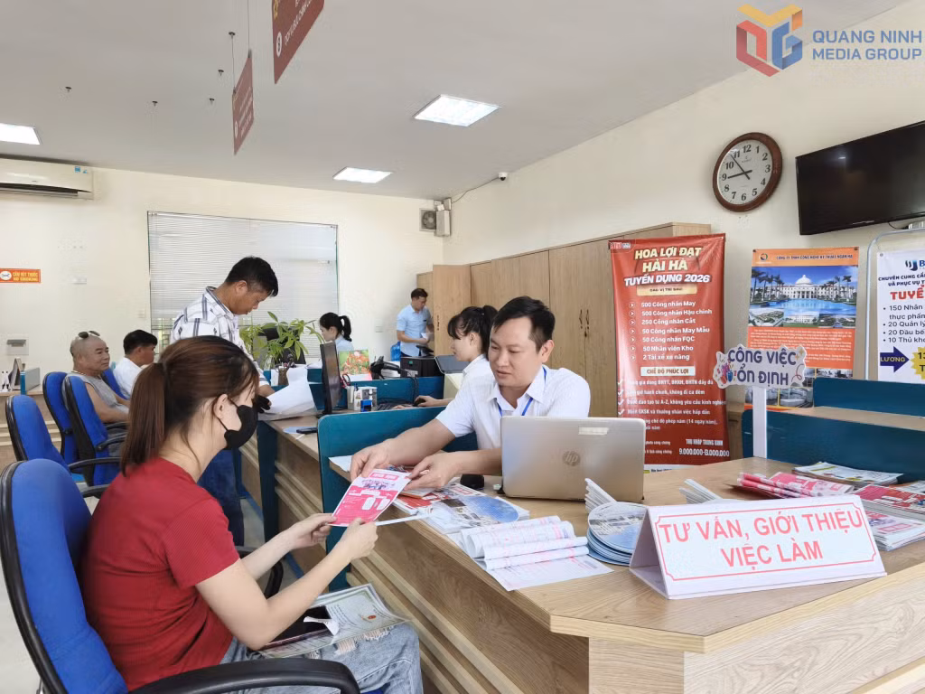 Cán bộ Trung tâm hành chính công xã Quảng Hà tư vấn cho người dân về nhu cầu tuyển dụng của doanh nghiệp, vị trí việc làm.
