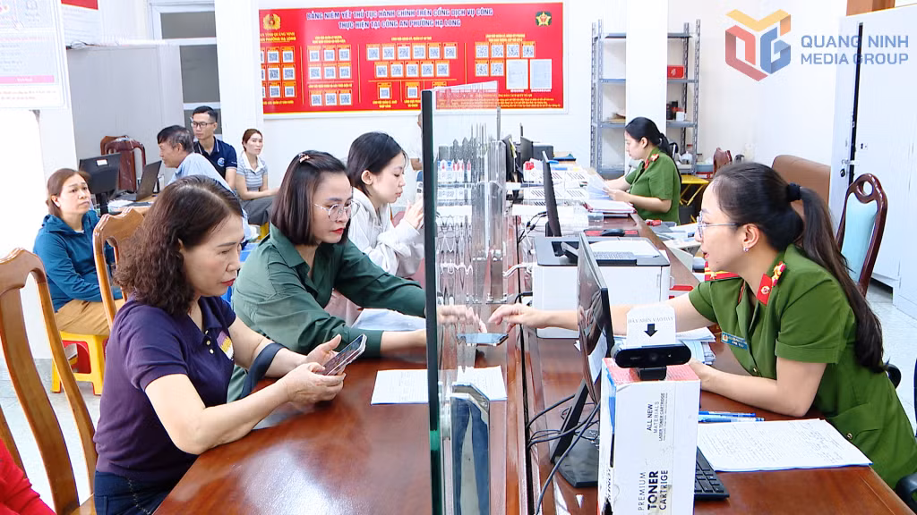 Cán bộ Công an phường Hạ Long hướng dẫn người dân nộp hồ sơ trực tuyến trên Cổng dịch vụ công quốc gia.