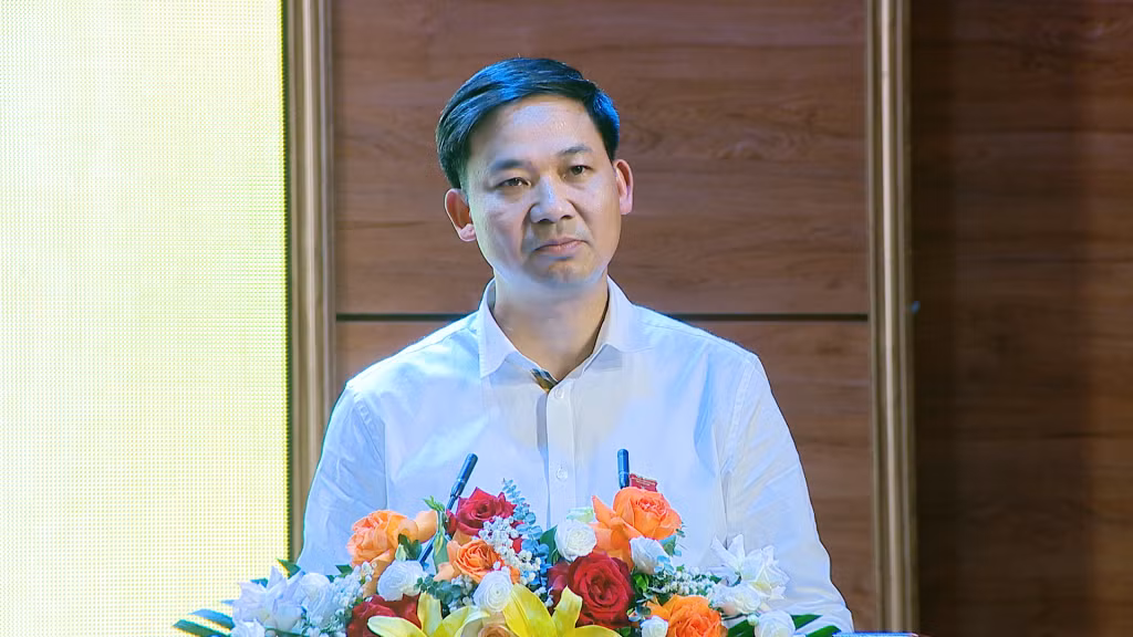 Đồng chí Nguyễn Văn Công, Phó Chủ tịch UBND tỉnh, phát biểu tại hội nghị tiếp xúc cử tri.