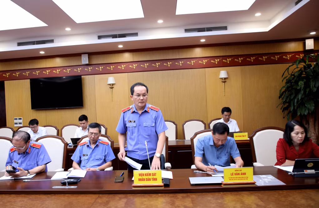 Đồng chí Phạm Viết Vượng, Viện trưởng Viện Kiểm sát nhân dân tỉnh, báo cáo tại hội nghị.