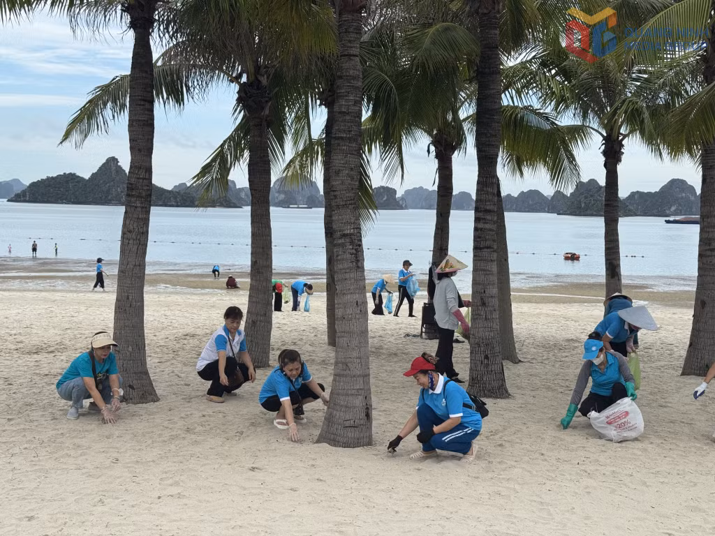 Hội viên Hội Phụ nữ phường Hạ Long tham gia dọn vệ sinh môi trường tại bãi tắm Hòn Gai.