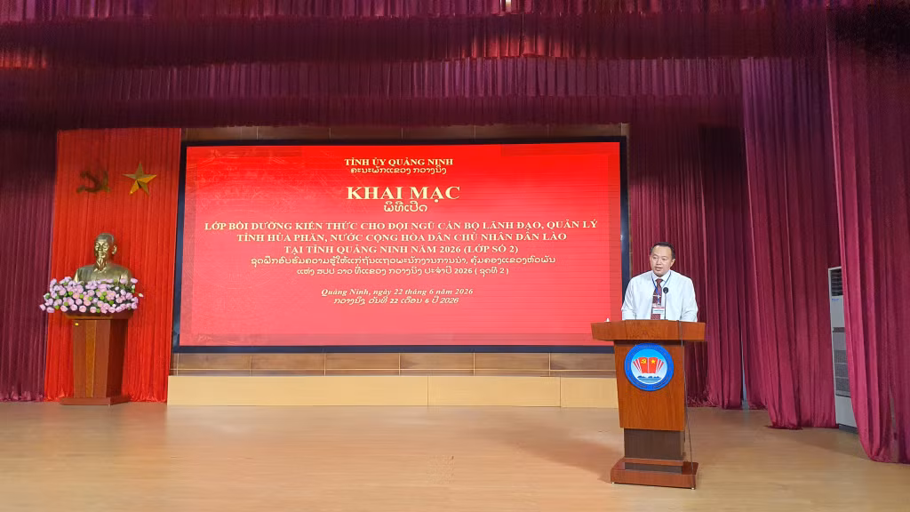 Đại diện đoàn cán bộ tỉnh Hủa Phăn phát biểu tại lễ khai mạc.