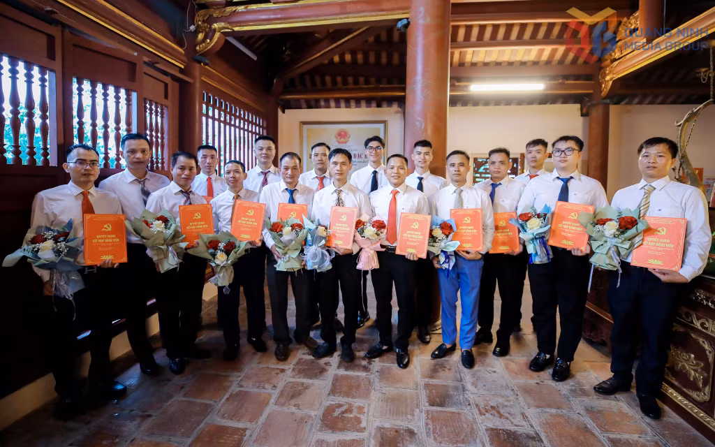Công ty Than Nam Mẫu trao quyết định kết nạp đảng cho các đảng viên mới dịp 19/5/2026.
